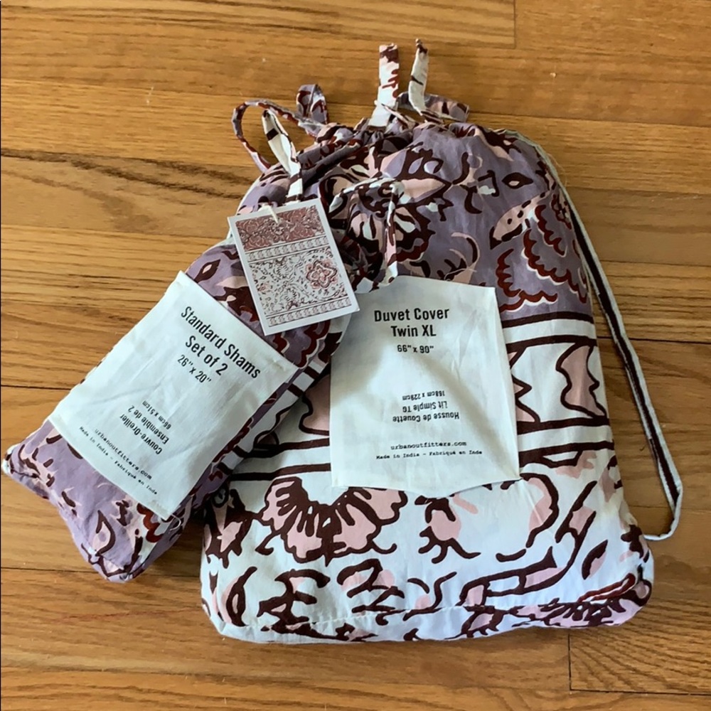 EUC Urban Outfitters Duvet Cover & 2 Shams